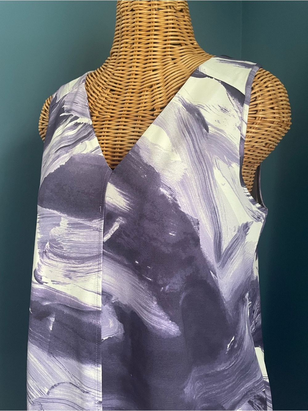Marla Wynne Stretch Sleeveless Dress Purple White Brushstroke Pattern V-neck